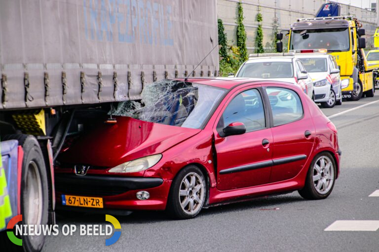 Gewonde na aanrijding met vrachtwagen A15 Pernis