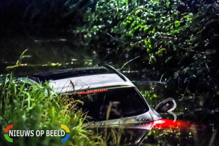 Automobilist maakt duikboot van dure Mercedes bij oprit van snelweg A20 Vlaardingen