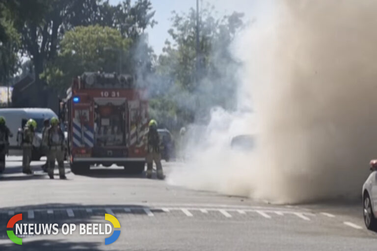 Auto vliegt in de hens Nieuwe Ommoordseweg Rotterdam