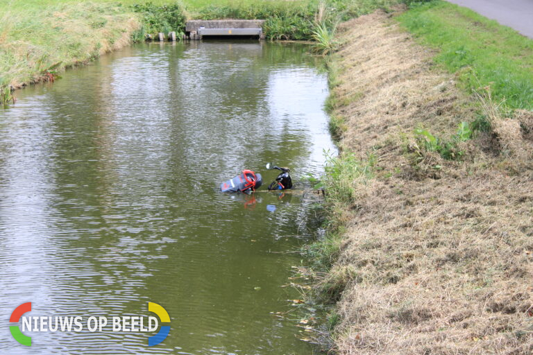 Persoon met scootmobiel te water Hogeweg Spijkenisse