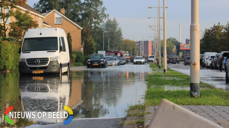 Grote waterlekkage na breuk hoofdleiding Beverveen Spijkenisse