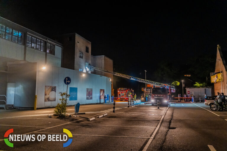 Brandweer rukt uit voor rookontwikkeling in supermarkt Oudedijk Rotterdam