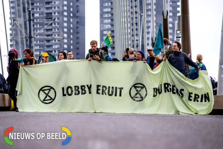 Demonstranten van Extinction Rebellion bezetten Erasmusbrug