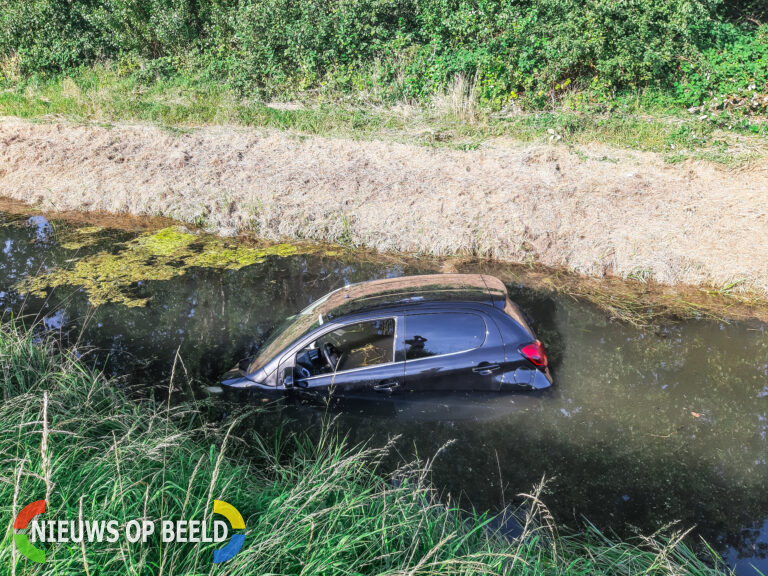 Vrouw rijdt met auto het water in Oudeweg Rhoon