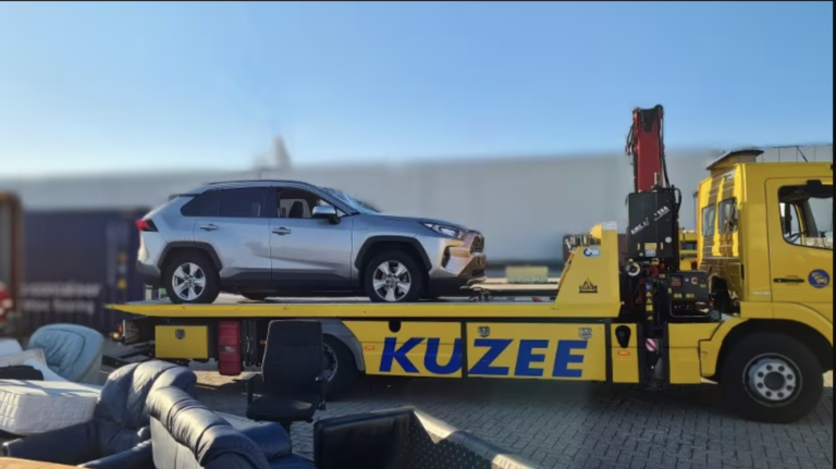 Politie haalt drie gestolen Toyota’s uit containers op zeeschip in Vlissingen