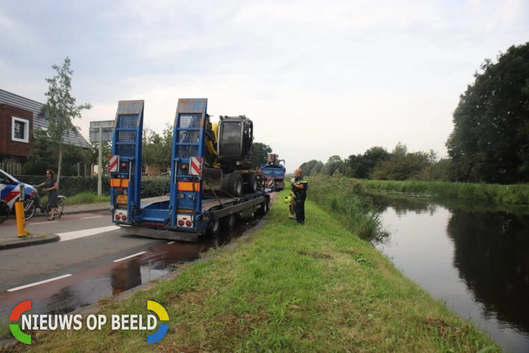 Graafmachine op oplegger uitgebrand Brandingdijk Rotterdam