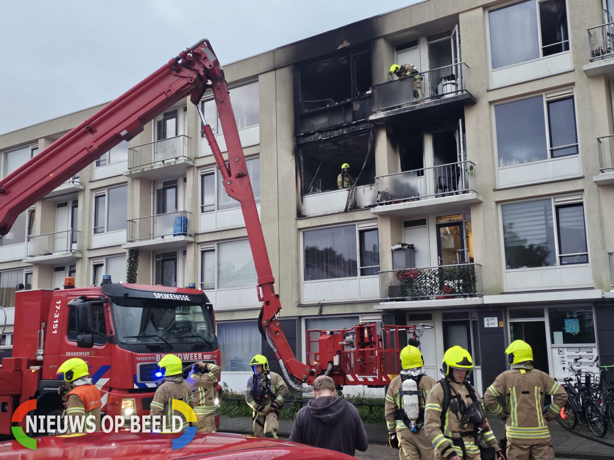 Uitslaande brand verwoest twee flatwoningen Azaleastraat Spijkenisse