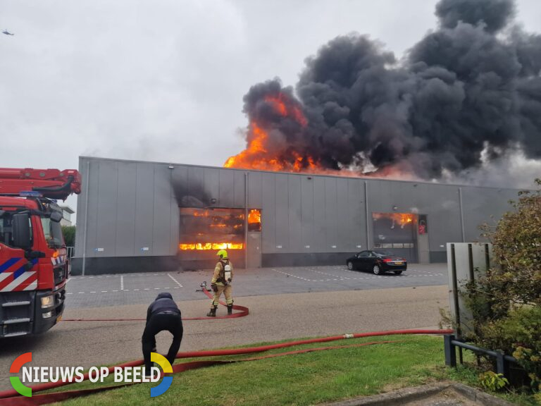 Zeer grote uitslaande brand in bedrijfsverzamelgebouw Hellevoetsluis (video)