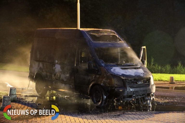 Bestelwagen met kippenpootjes vliegt in brand in Nieuwerkerk aan den Ijssel