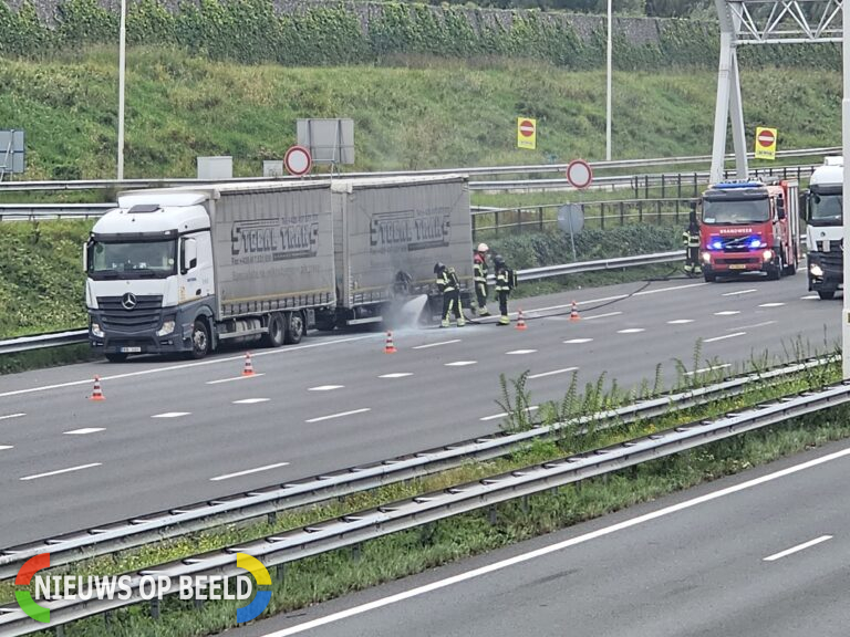 Rem van vrachtwagen vliegt in de fik A15 Rotterdam Hoogvliet