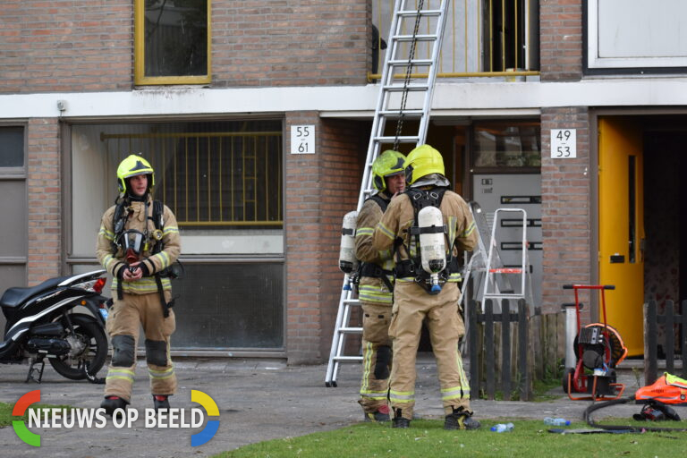 Gezin gered van balkon bij woningbrand Rutgersstraat Rotterdam