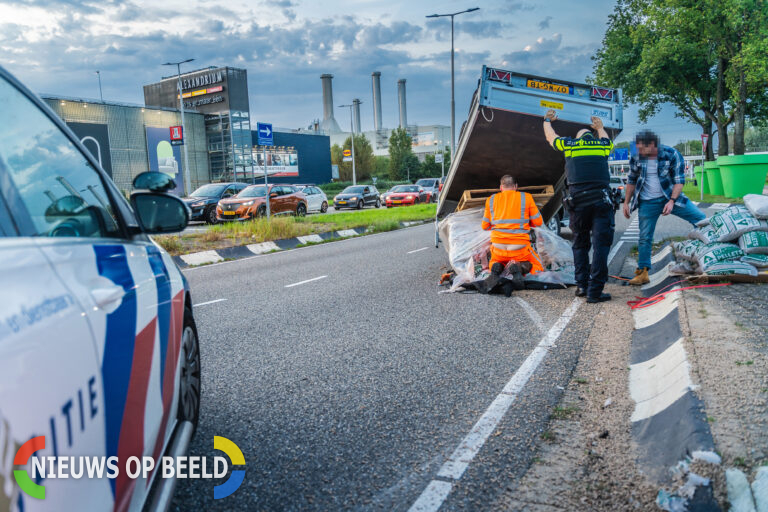 Aanhanger kantelt op Capelseweg Capelle aan den IJssel