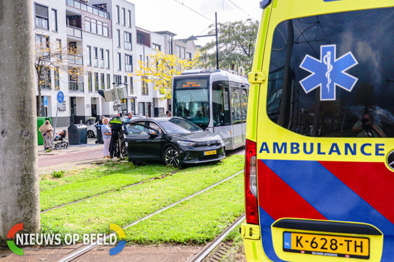 Forse schade aan auto na aanrijding met tram Avenue Carnisse Barendrecht