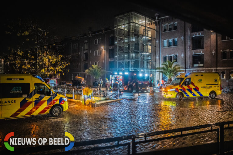 Dode man met schotwond uit brandende woning aan het Handelsplein in Rotterdam gehaald