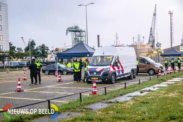 Grote verkeerscontrole in Rotterdams havengebied Pannerdenstraat Rotterdam