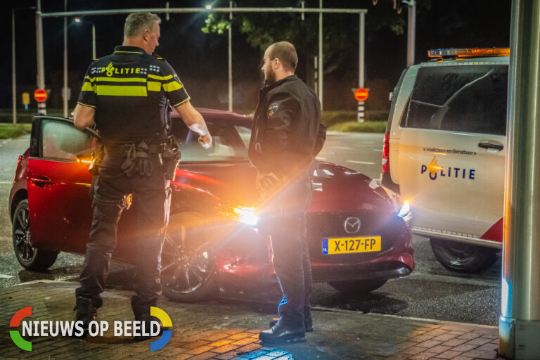 Veel schade na aanrijding tussen personenauto’s Hoofdweg Capelle aan den IJssel