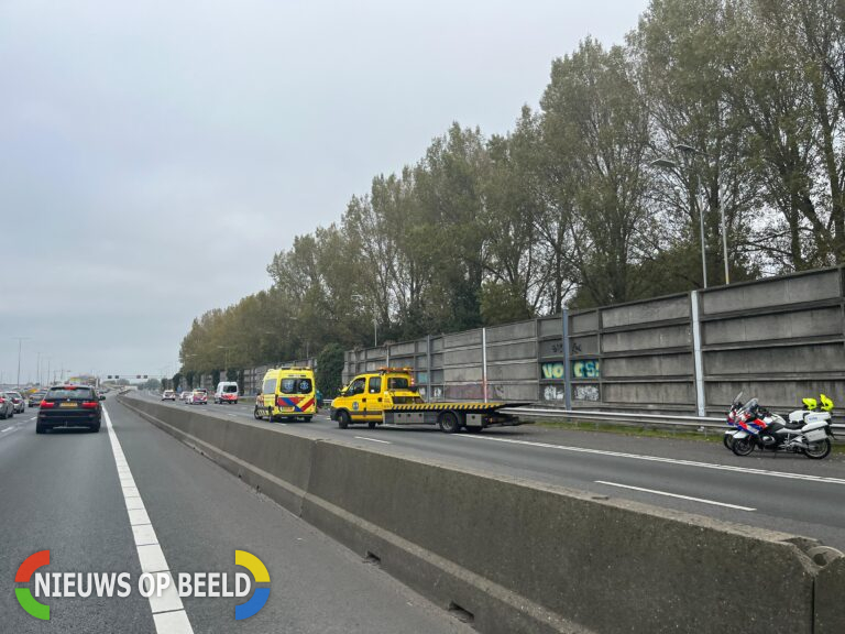 Twee volwassenen en vier kinderen gewond nadat auto over de kop slaat op A16 Rotterdam