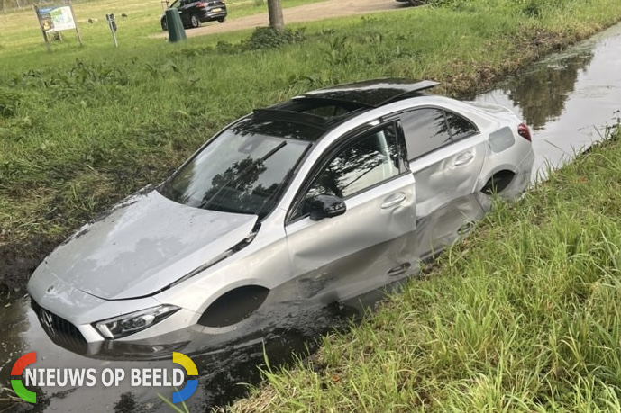 Auto in de sloot na aanrijding Nesseweg Rotterdam