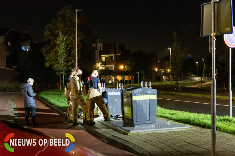 Brandweer haalt kat uit ondergrondse container in Capelle aan den IJssel