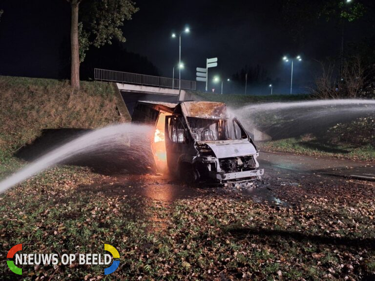 Busje met vermoedelijk drugsafval uitgebrand in Nieuwerkerk aan den IJssel