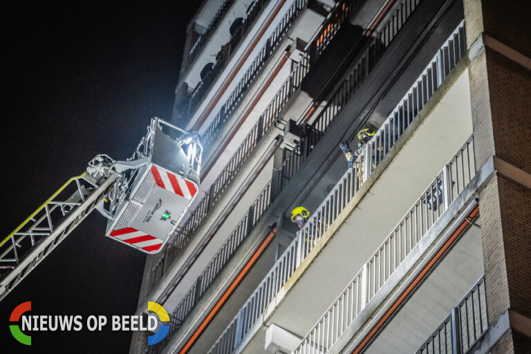 Gewonden na zeer grote brand in flat Veenoord Rotterdam