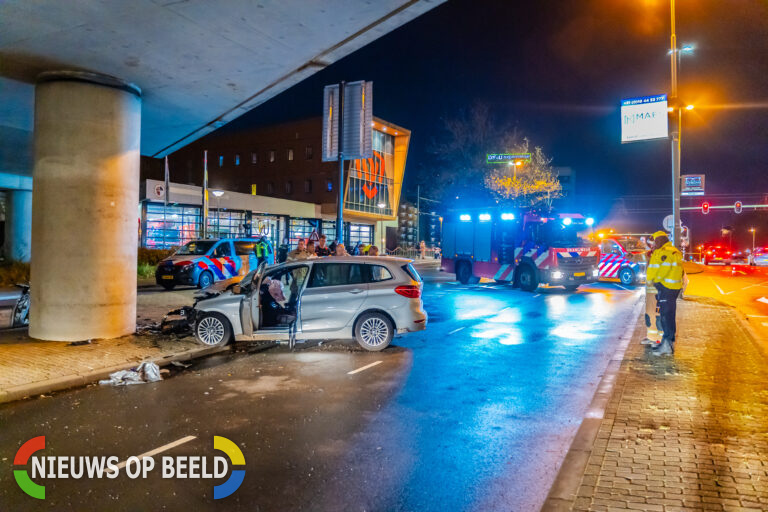 Twee zwaargewonden en reanimatie na ongeluk voor de deur van brandweerkazerne Schiedam