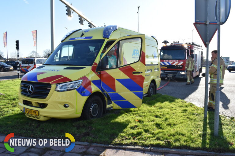 Ambulance rijdt zichzelf vast onderweg naar melding Winston Churchilllaan Spijkenisse