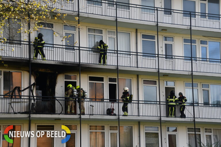 Uitslaande brand verwoest flatwoning Horsweg Hoogvliet