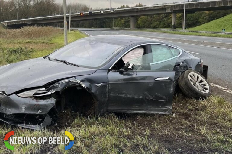 Bestuurder Tesla crasht door gladde banden A16 Ridderkerk