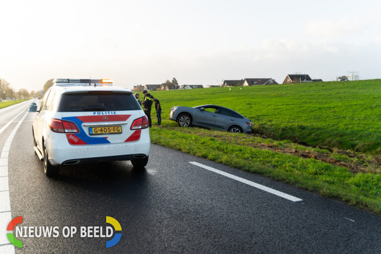 Automobilist raakt met auto deels in de sloot N219 Zuidplasweg Zevenhuizen