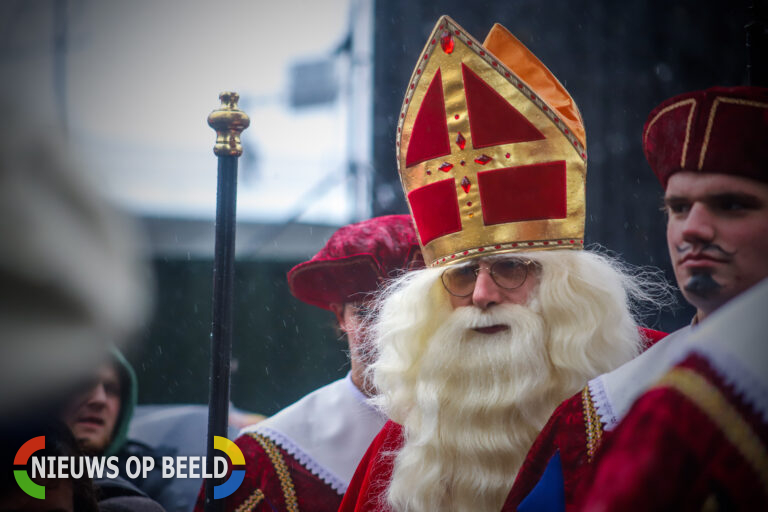 Zie ginds komt de stoomboot – Sinterklaas meert aan in Rotterdam!