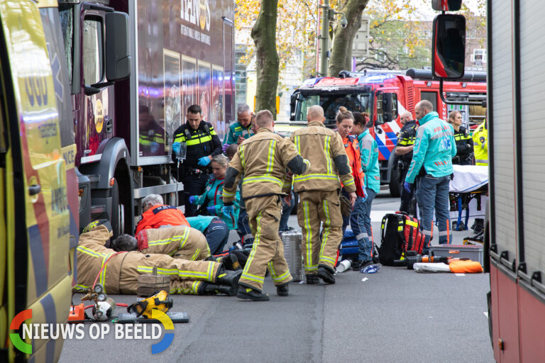 Vrouw belandt onder vrachtwagen in centrum Den Haag