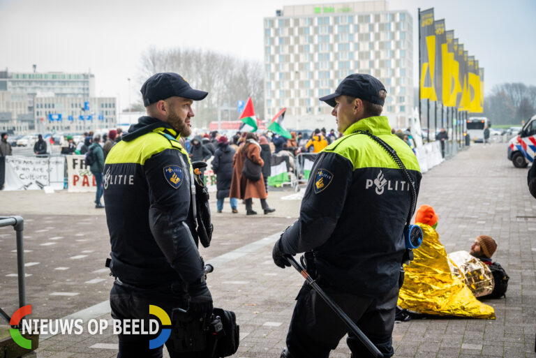 Waarschuwingsschot gelost tijdens demonstratie tegen wapenbeurs NEDS 2023 Rotterdam Ahoy