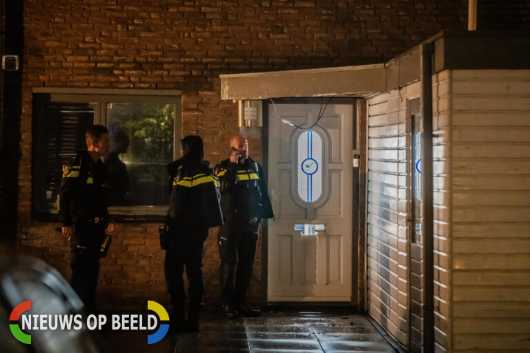 Explosie vernielt voordeur van woning aan Othello in Capelle aan den IJssel