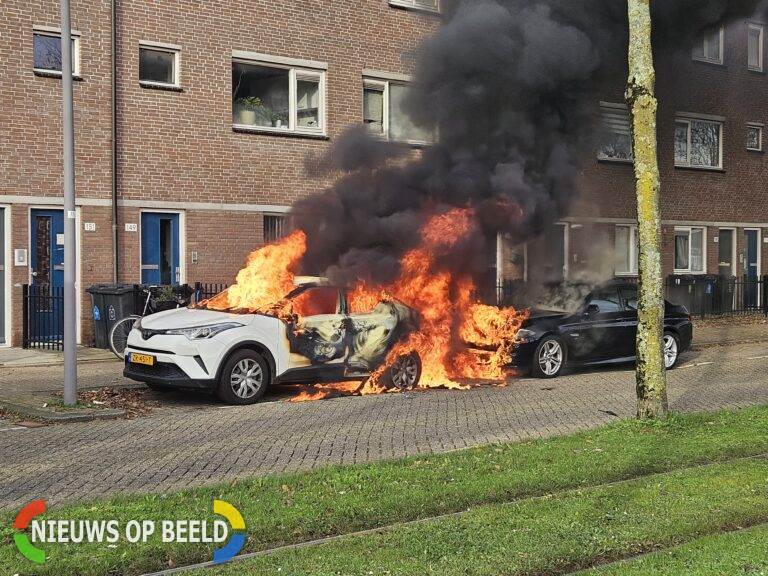 Auto na ruzie in brand gestoken Schinnenbaan Rotterdam