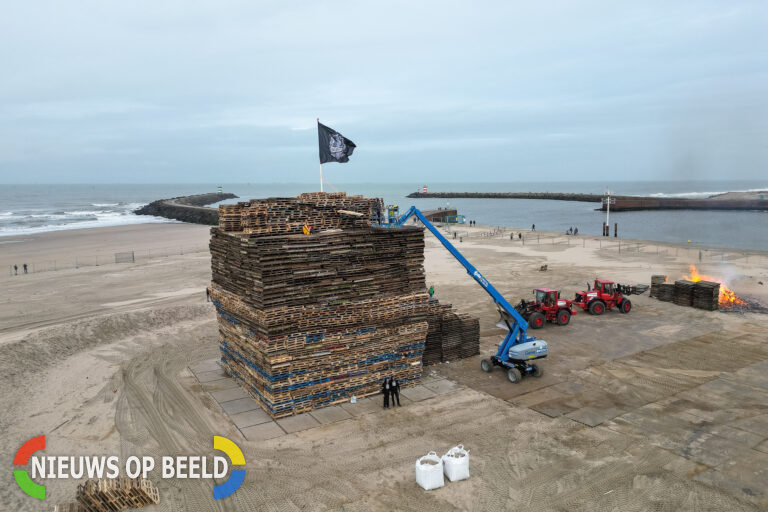 Vreugdevuren op Haagse stranden eerder ontstoken vanwege slechte weersverwachting tijdens jaarwisseling