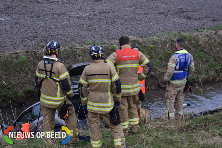 Bestuurder verliest de macht over stuur en raakt te water Molendijk Zuid-Beijerland