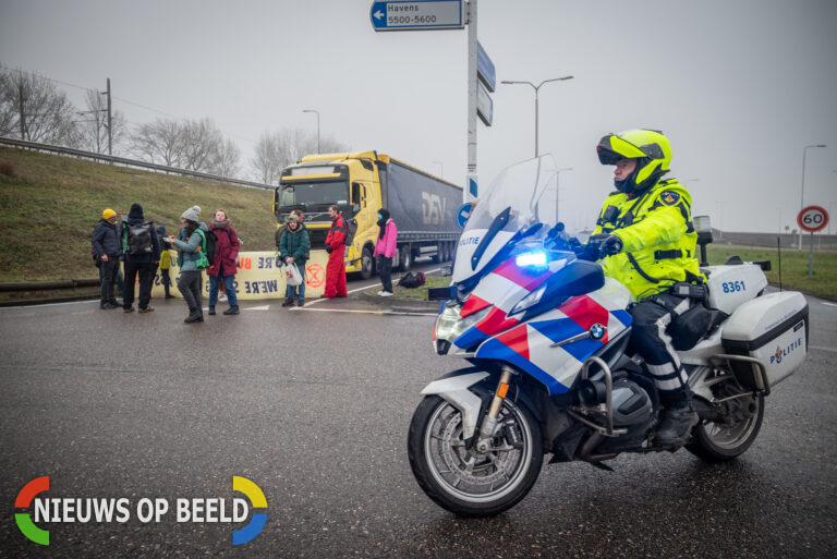 Extinction Rebellion blokkeert meerdere wegen in de Europoort