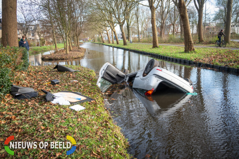 Twee personen op de vlucht nadat auto op zijn kop in sloot belandt Burgemeester van Reenensingel Gouda