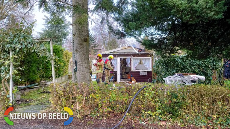 Tuinhuisje verwoest door brand Hansweertstraat Rotterdam