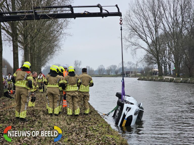 Man gereanimeerd na te water raken met auto N207 Aarlanderveen