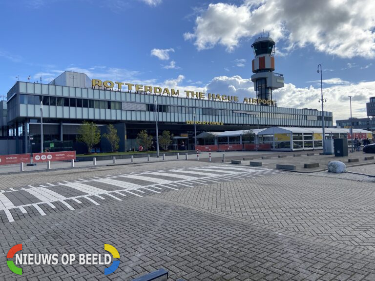 Man ramt toegangshek en slagbomen van Rotterdam The Hague Airport en rent vliegveld op