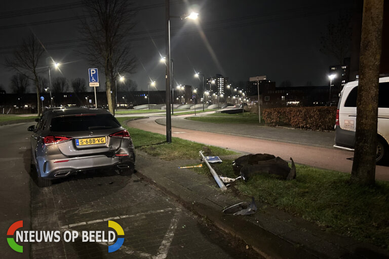 Automobilist schrikt van brandweerauto en ramt paaltje en auto’s in parkeervak Laan van Magisch Realisme Rotterdam