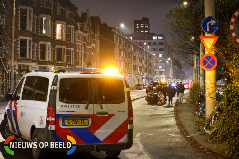 Fietser geschept door auto Oostzeedijk Rotterdam