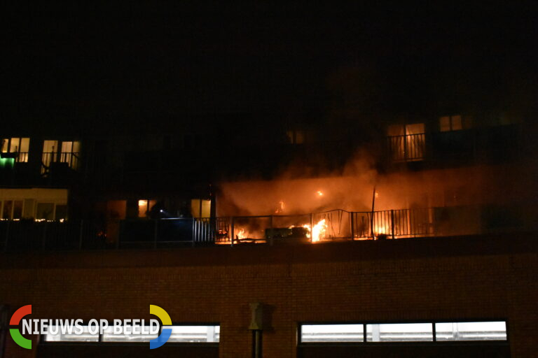 Uitslaande brand verwoest twee woningen, 30 bewoners uit huis gehaald Rozemarijndonk Spijkenisse