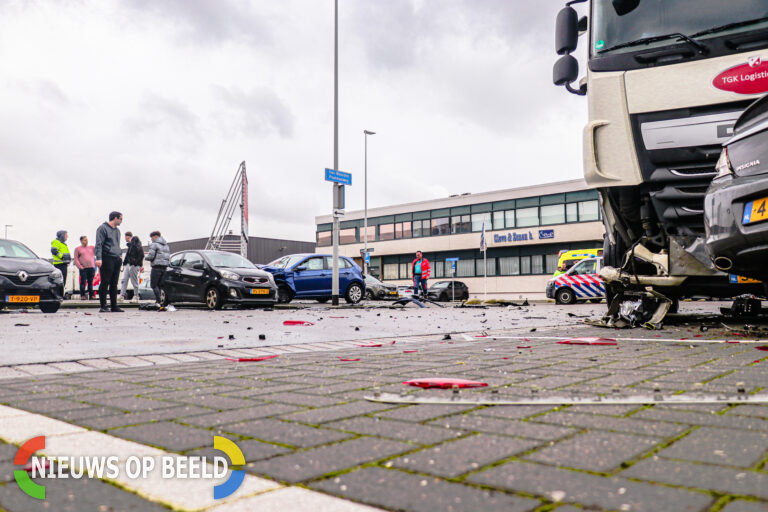 Ravage na aanrijding tussen vrachtwagen en personenauto Van Weerden Poelmanweg Rotterdam