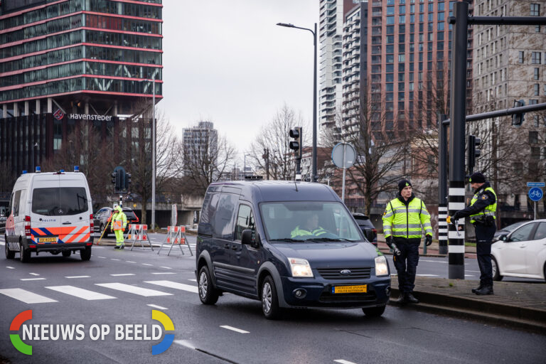 Politie verricht urenlang onderzoek tijdens reconstructie dodelijk ongeluk Maasboulevard Rotterdam