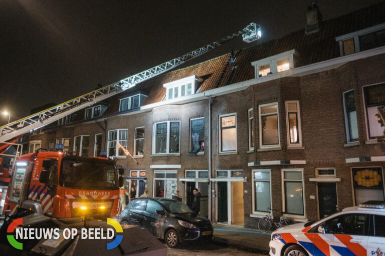 Schuur achter woning in brand Slotboomstraat Rotterdam