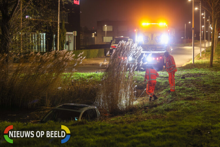 Auto raakte te water na inschattingsfout Hatostraat Rotterdam