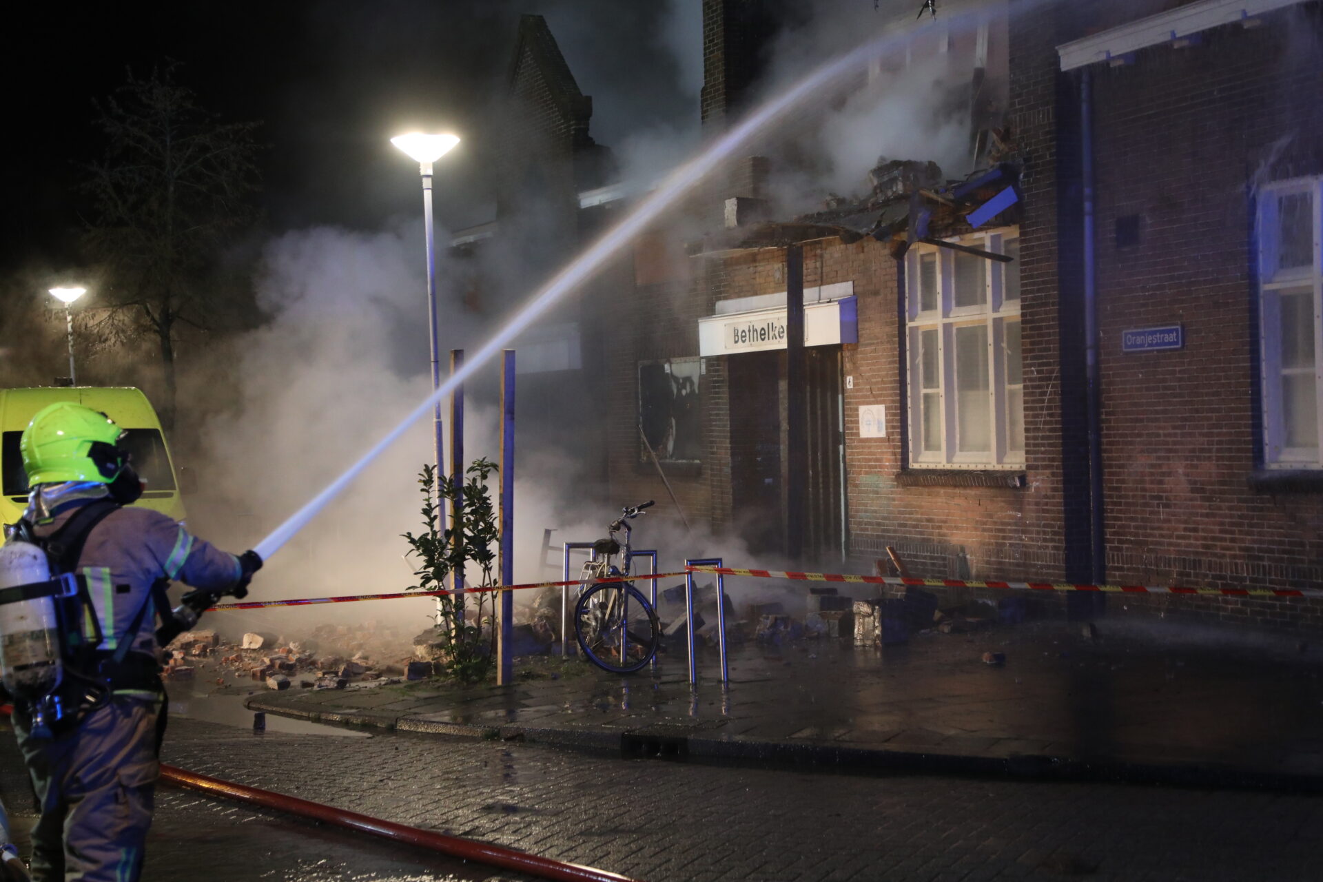 Zeer grote uitslaande brand verwoest gerefomeerde Bethelkerk